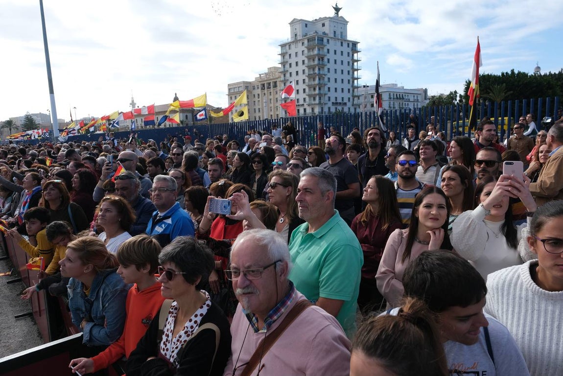 FOTOS: Cientos de personas dicen adiós al Juan Sebastián de Elcano en el muelle de Cádiz