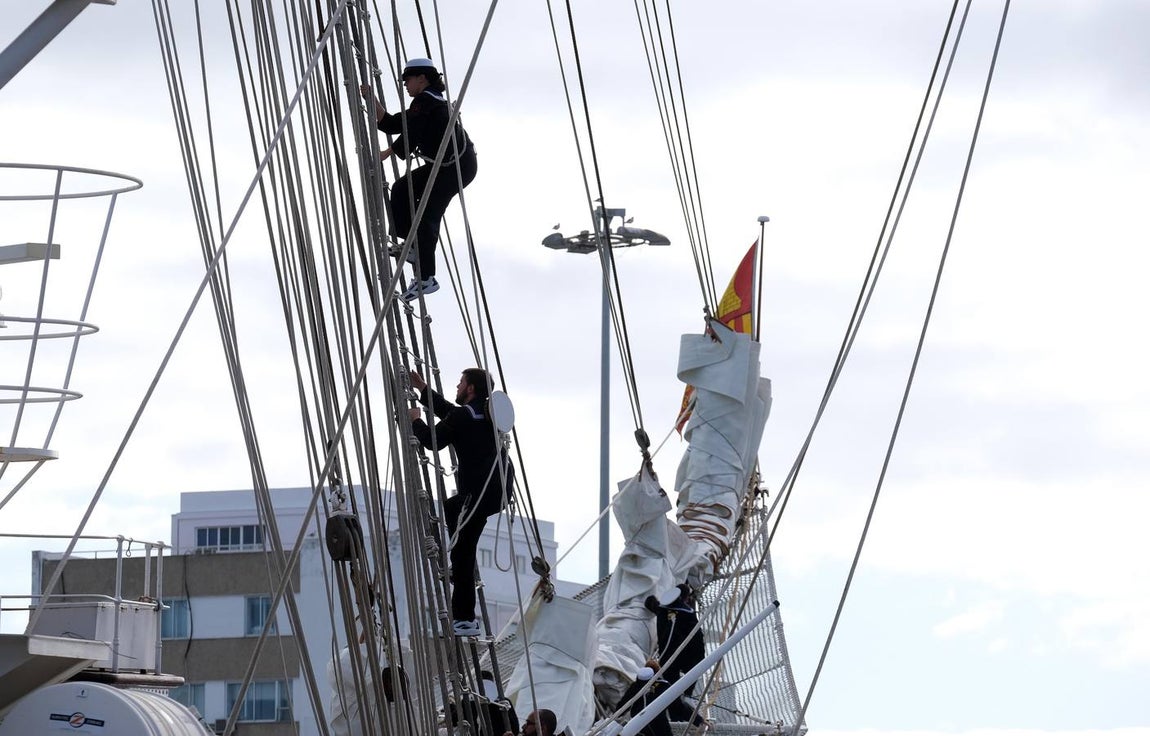 FOTOS: Cientos de personas dicen adiós al Juan Sebastián de Elcano en el muelle de Cádiz