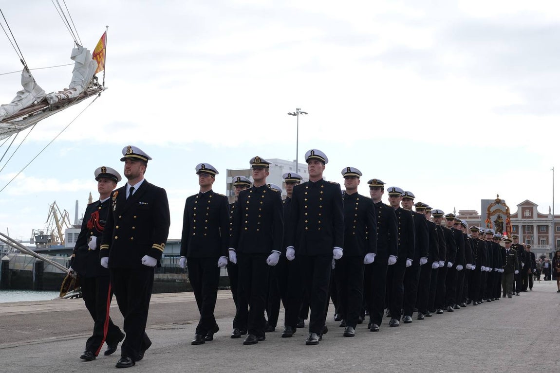 FOTOS: Cientos de personas dicen adiós al Juan Sebastián de Elcano en el muelle de Cádiz