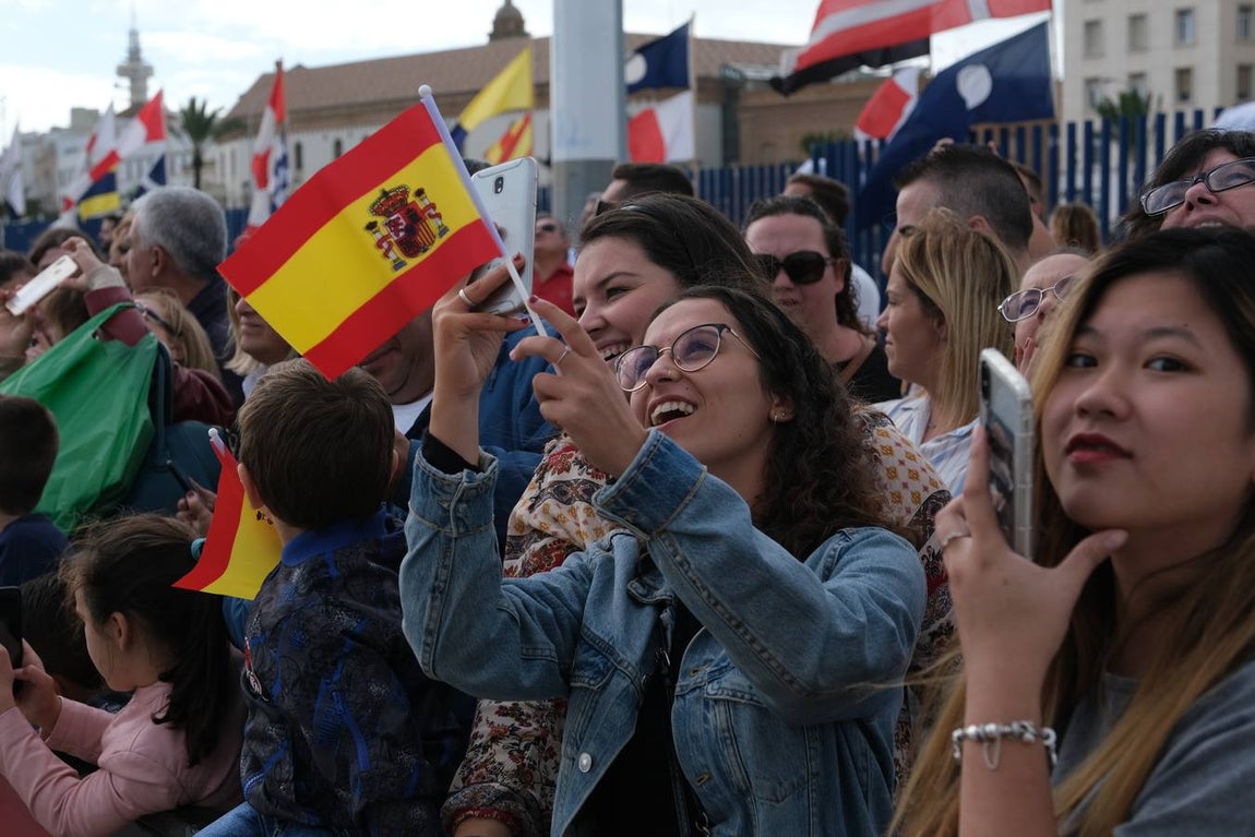 FOTOS: Cientos de personas dicen adiós al Juan Sebastián de Elcano en el muelle de Cádiz