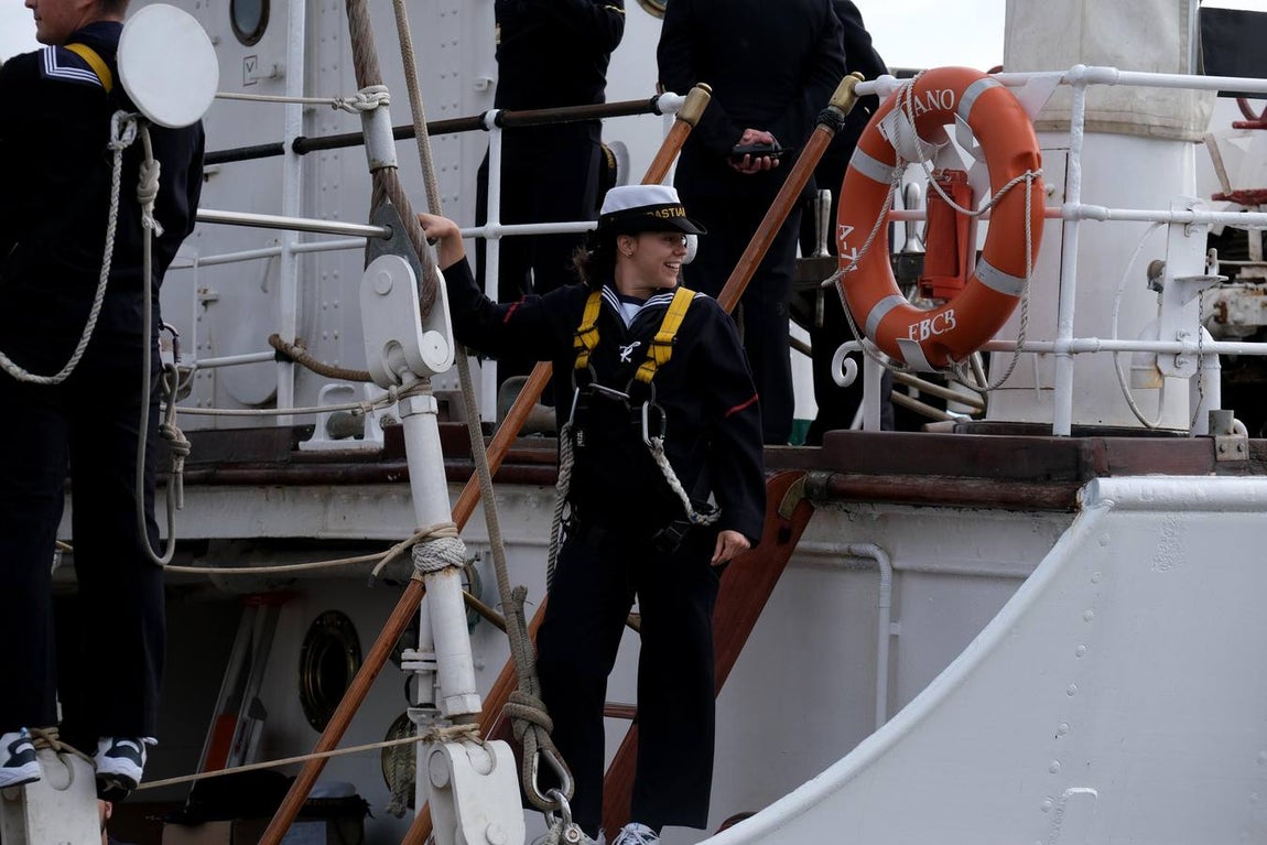FOTOS: Cientos de personas dicen adiós al Juan Sebastián de Elcano en el muelle de Cádiz