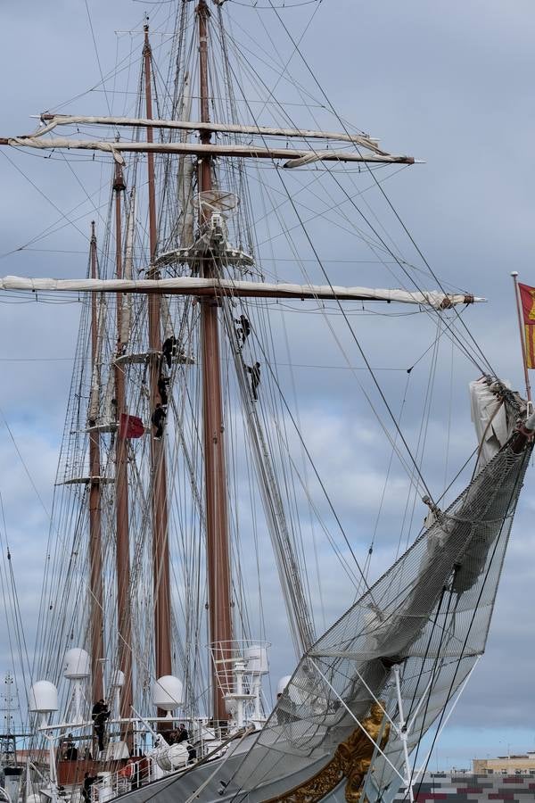 FOTOS: Cientos de personas dicen adiós al Juan Sebastián de Elcano en el muelle de Cádiz