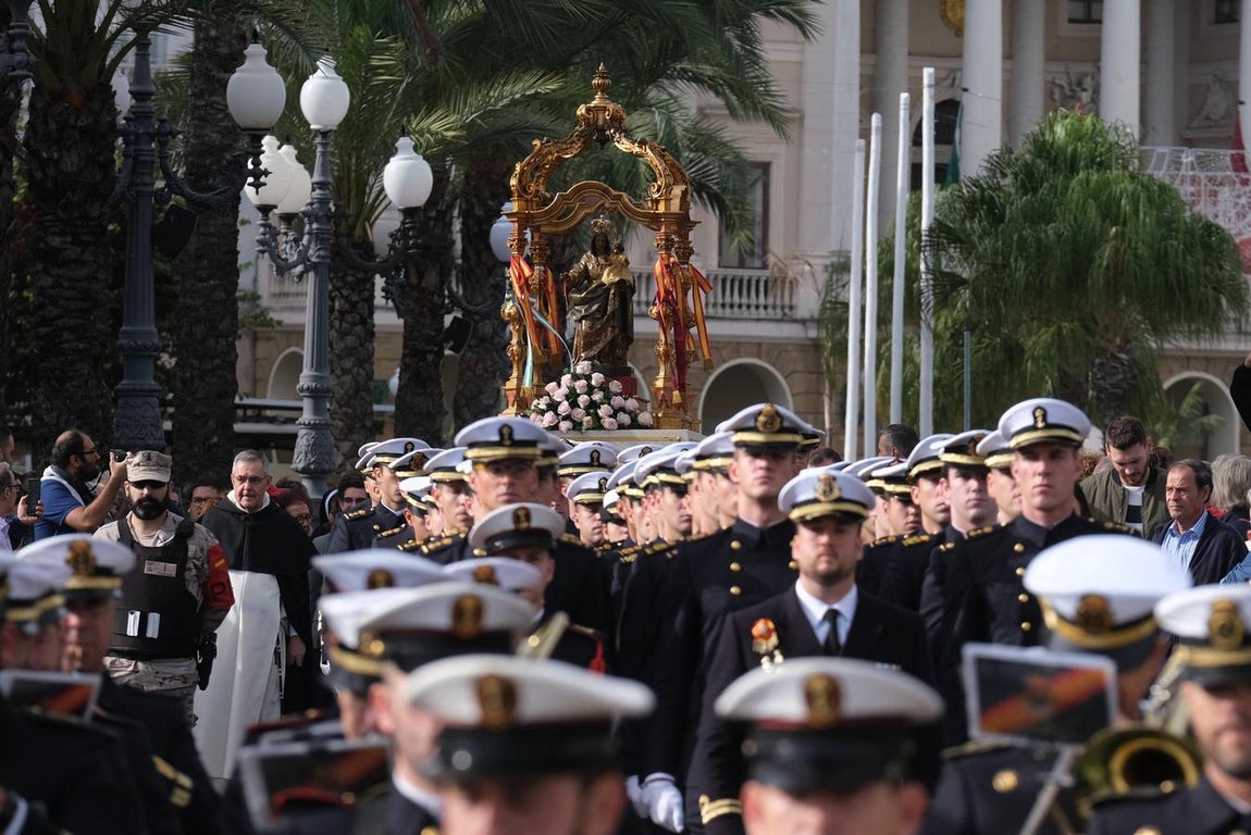 FOTOS: Cientos de personas dicen adiós al Juan Sebastián de Elcano en el muelle de Cádiz