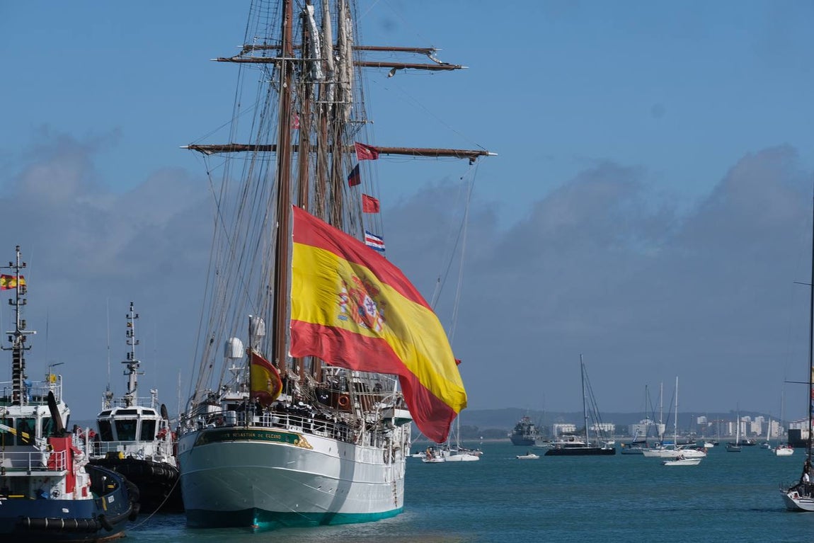 FOTOS: Cientos de personas dicen adiós al Juan Sebastián de Elcano en el muelle de Cádiz