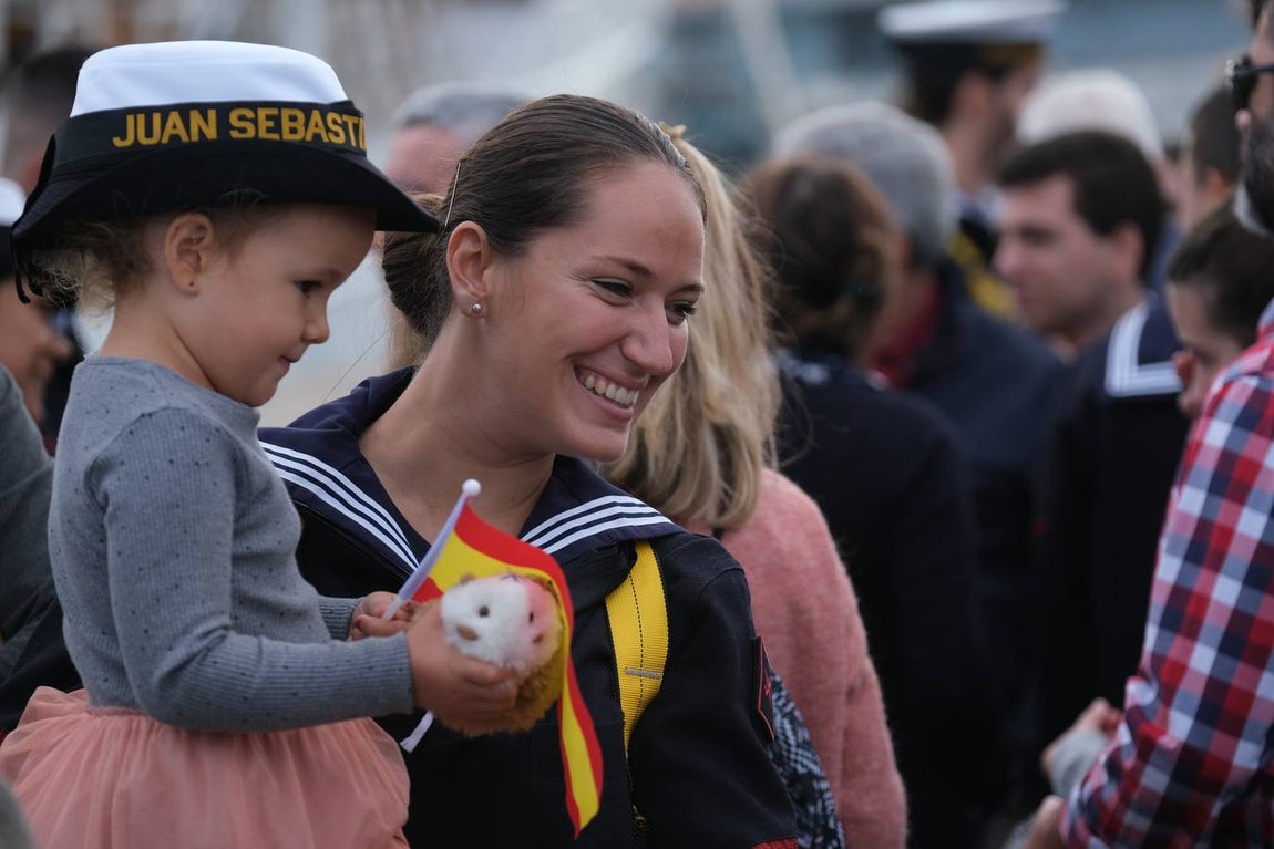 FOTOS: Cientos de personas dicen adiós al Juan Sebastián de Elcano en el muelle de Cádiz