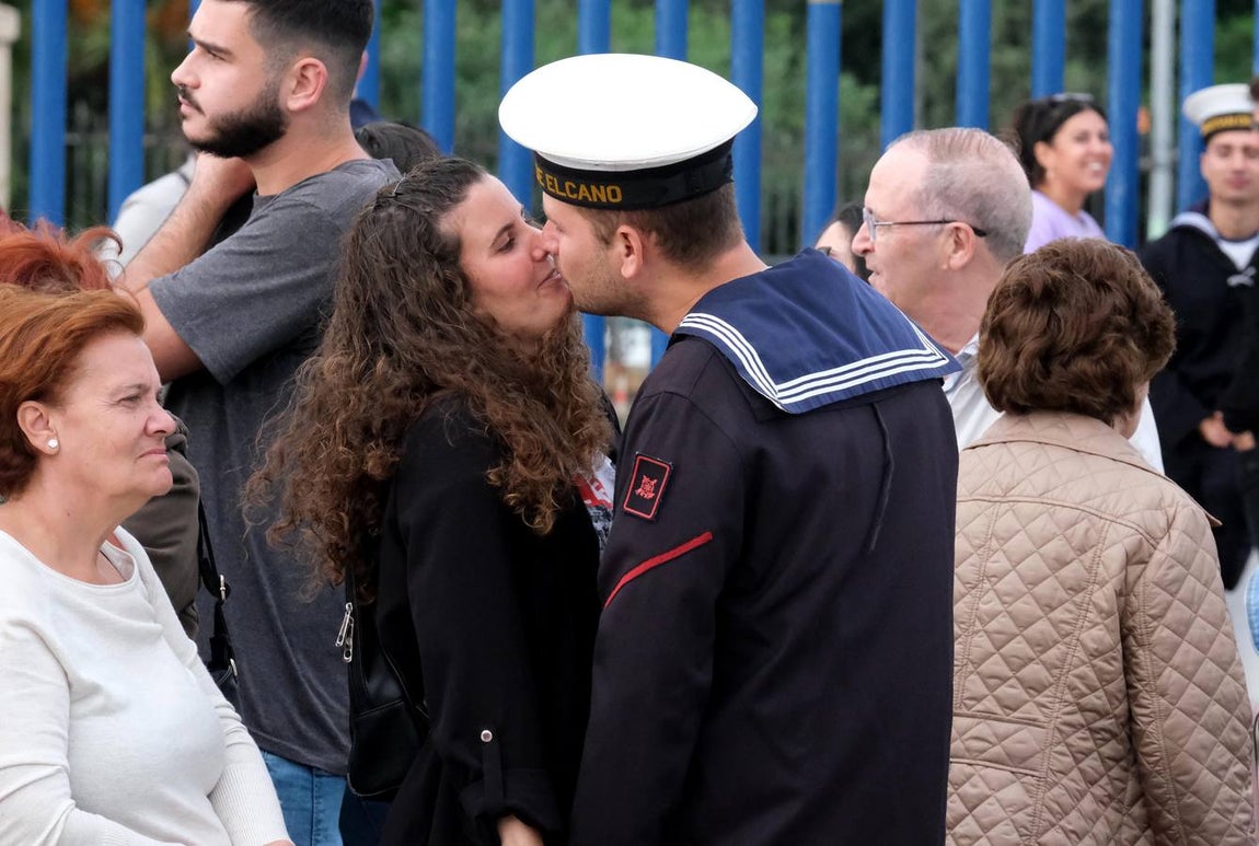 FOTOS: Cientos de personas dicen adiós al Juan Sebastián de Elcano en el muelle de Cádiz