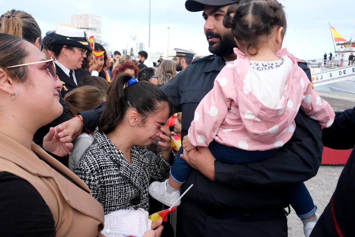 FOTOS: Cientos de personas dicen adiós al Juan Sebastián de Elcano en el muelle de Cádiz