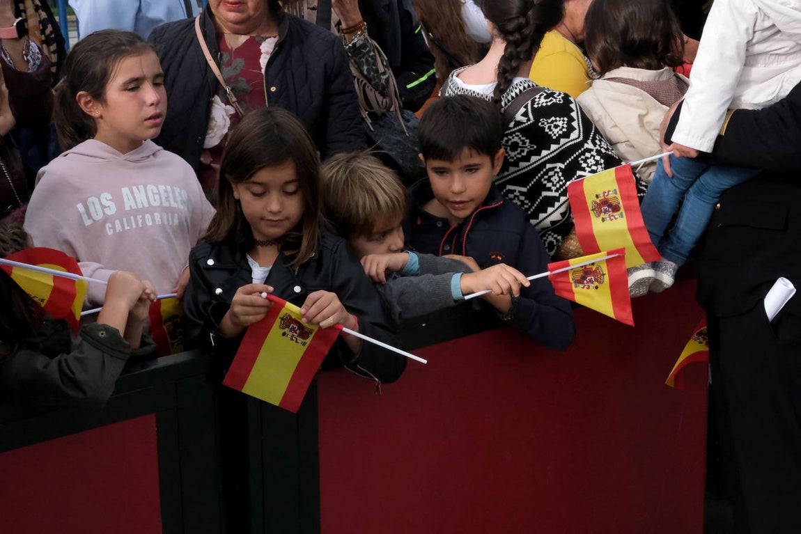 FOTOS: Cientos de personas dicen adiós al Juan Sebastián de Elcano en el muelle de Cádiz
