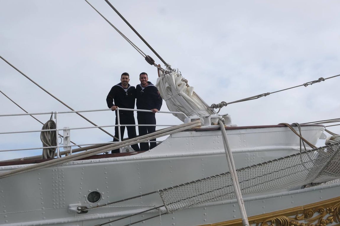 FOTOS: Cientos de personas dicen adiós al Juan Sebastián de Elcano en el muelle de Cádiz