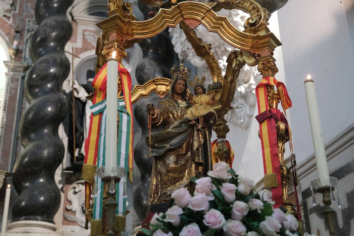 FOTOS: Cientos de personas dicen adiós al Juan Sebastián de Elcano en el muelle de Cádiz