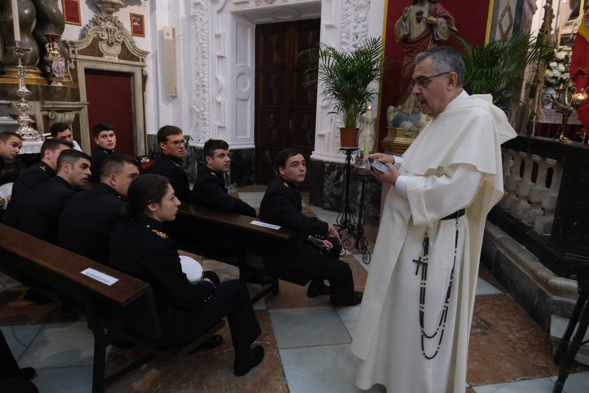FOTOS: Cientos de personas dicen adiós al Juan Sebastián de Elcano en el muelle de Cádiz