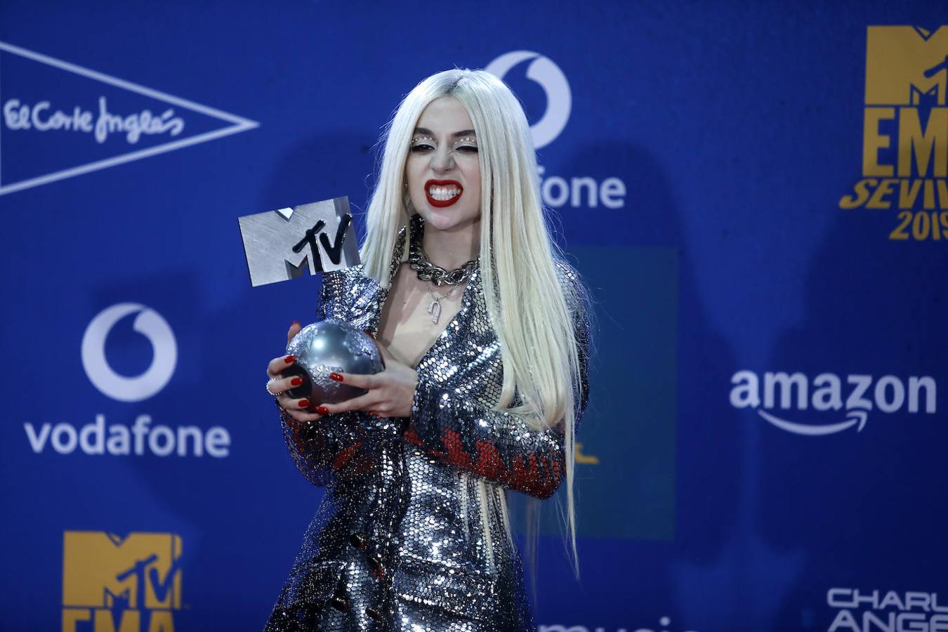 La cantante Ava Max posa con su galardón durante el photocall de los premios MTV EMA. 