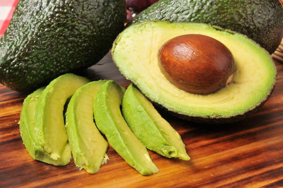 Aguacate. Hemos hablado un millar de veces del <a href="https://www.lavozdigital.es/bienestar/alimentacion/abci-beneficios-aguacate-201909241105_noticia.html" target="_blank">aguacate</a> y, entre sus muchas propiedades (tiene caso 20 nutrientes y vitaminas distintas) también está la de ser un alimento altamente saciante.