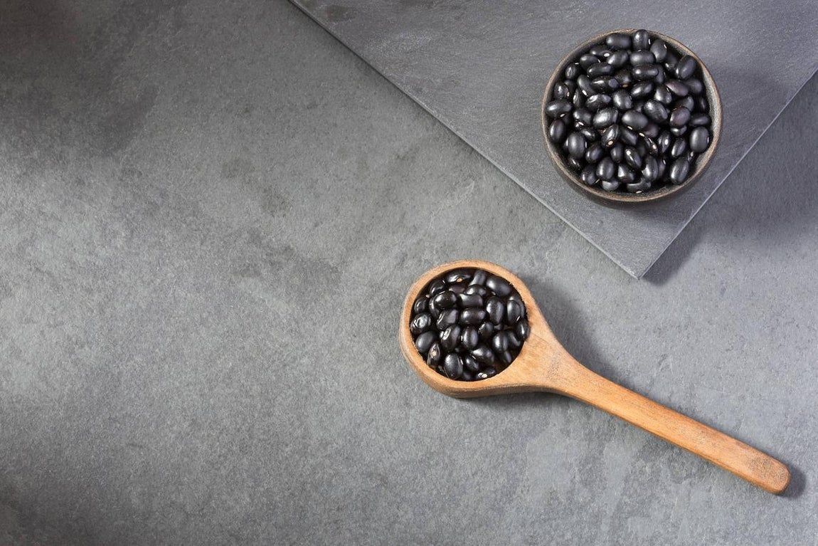 Alubias cocidas. Las judías también forman parte del grupo de alimentos altamente saciantes. Se cada 100 gramos, 4,4 son fibra, 6,7 proteína y cuenta con un aporte calórico de 94 kcal.