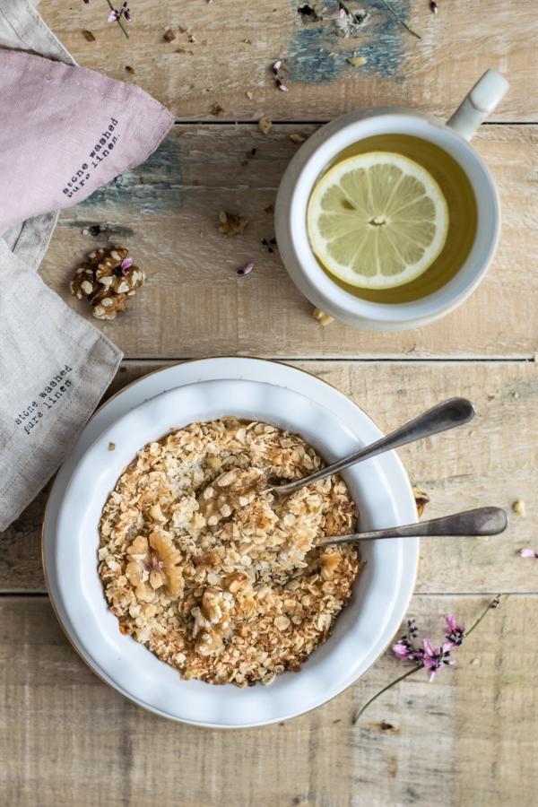 Avena. Si quieres empezar el día con fuerza y evitar picar entre horas, desayunar<a href="https://www.lavozdigital.es/bienestar/alimentacion/abci-avena-201910011144_noticia.html" target="_blank"> avena</a> es todo beneficios. Tiene un buen aporte energético (147 kcal por cada 100 gramos) y también un alto contenido en fibra.