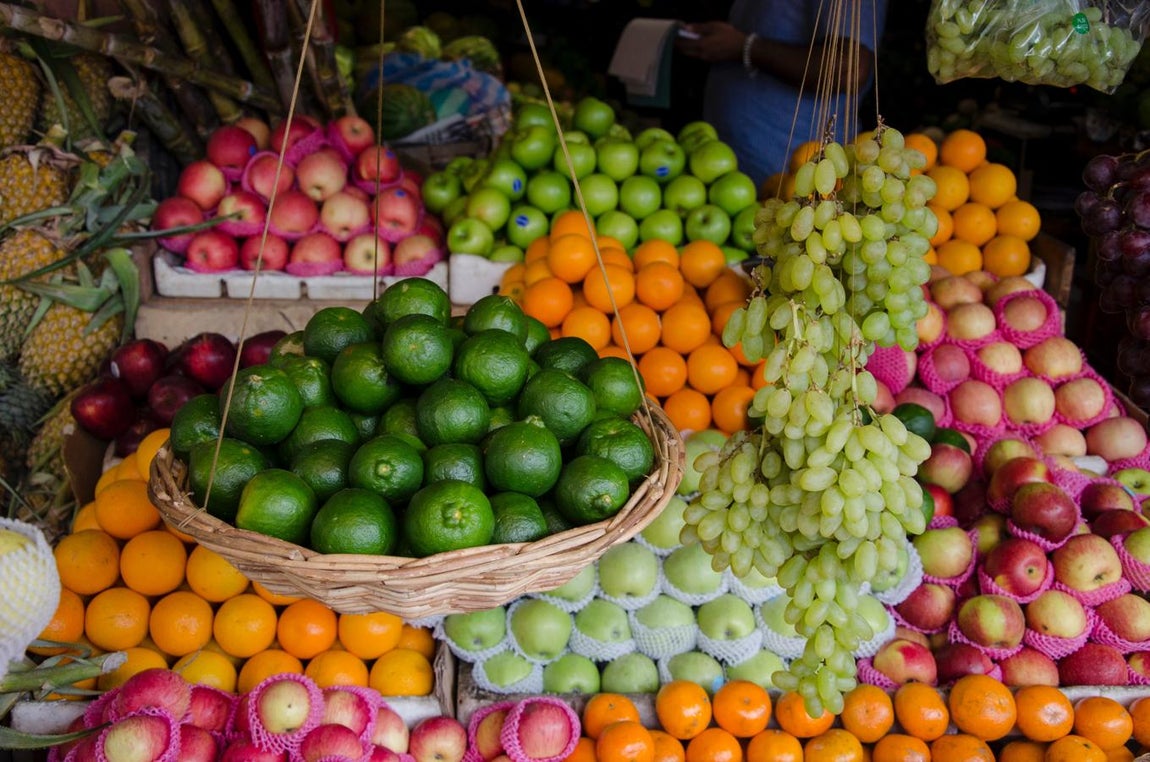 Frutas y verduras frescas. Comer frutas y verduras frescas, como <a href="https://www.lavozdigital.es/bienestar/alimentacion/abci-manzana-201909301304_noticia.html" target="_blank">manzanas</a>, calabaza o peras, nos ayudará a sentirnos llenos y es una opción perfecta para comer entre horas.