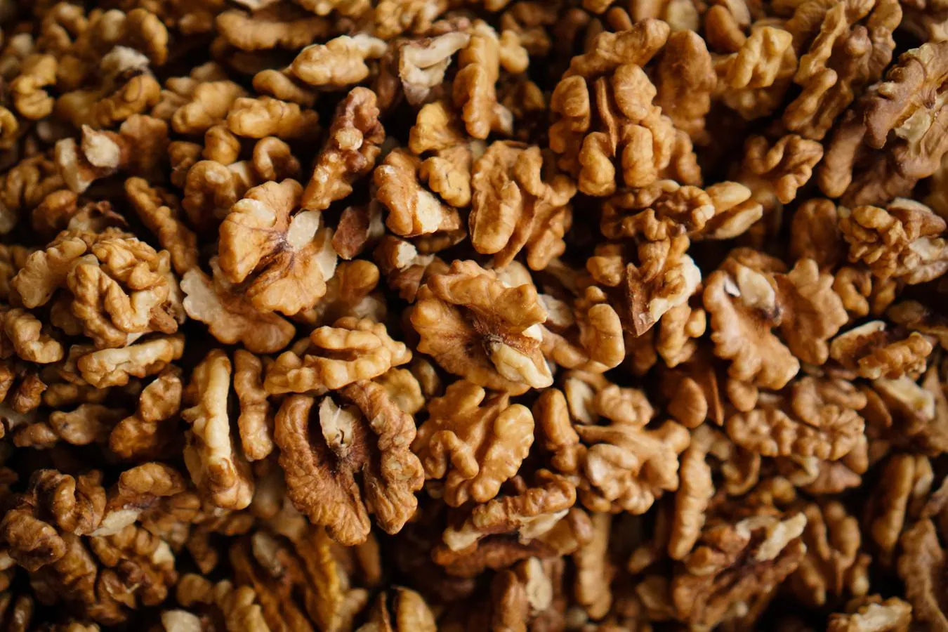 Nueces. Las nueces tienen muchas proteínas (14 gramos de cada 100), son saciantes, y perfectas para tomar solas o para acompañar salsas o platos como ensaladas.