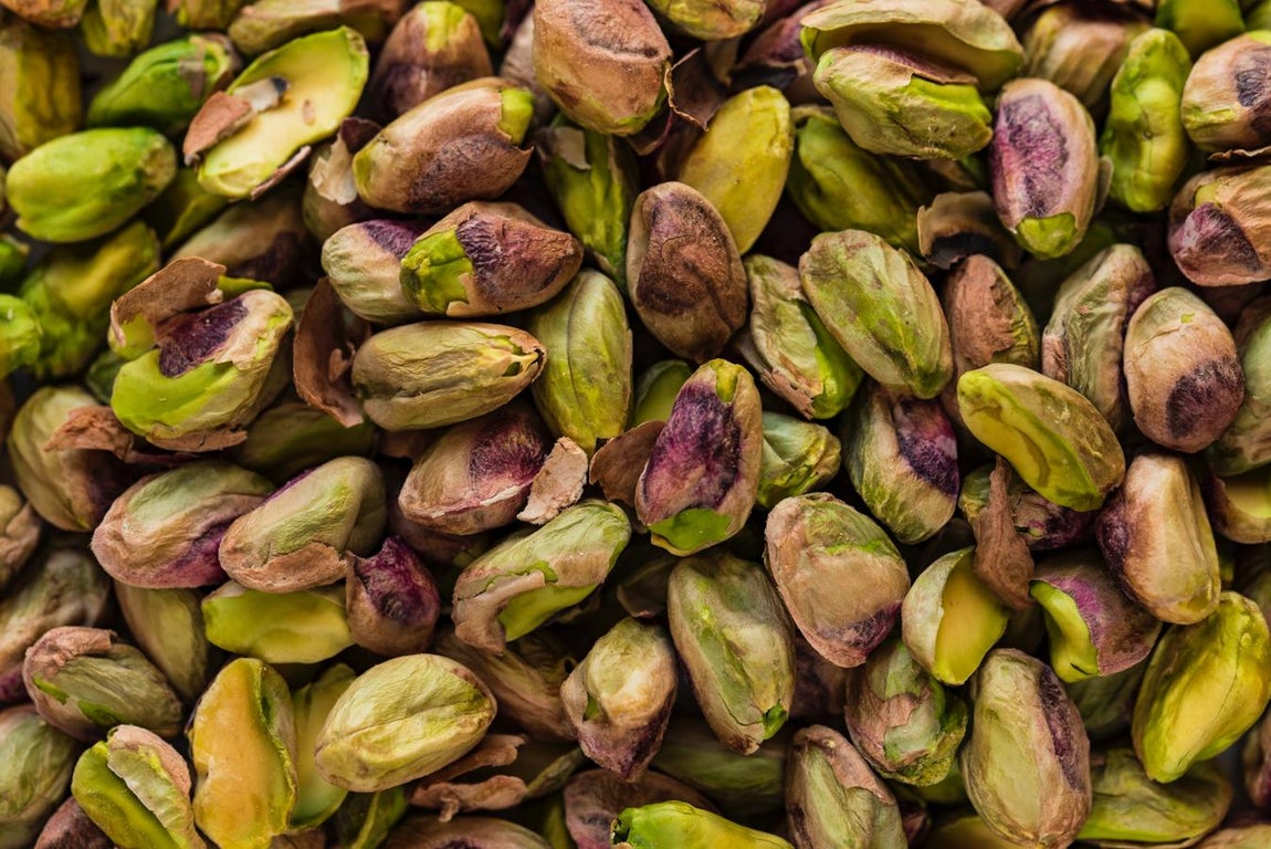Pistachos. Los pistachos no solo están riquísimos, también son perfectos para ofrecer como aperitivo. Es un alimento muy saciante que, además, tiene muchos nutrientes beneficiosos.