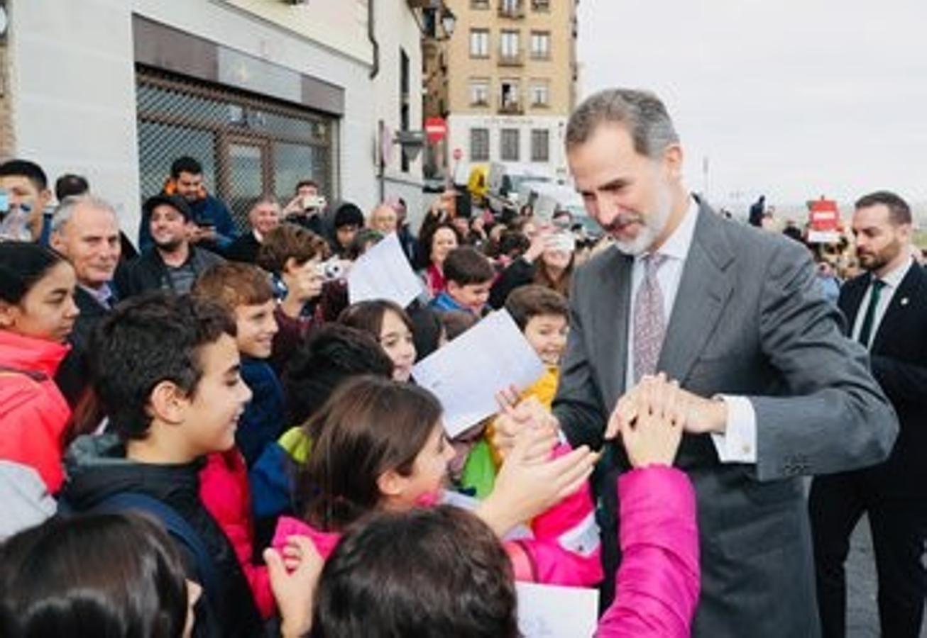 El Rey,saludando a unos escolares que le esperaban en la puerta del Palacio de Congresos de Toledo. 