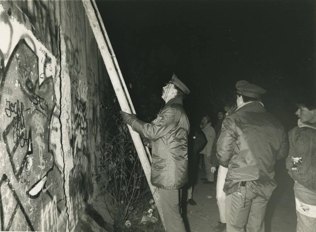 Agentes ayudan a los berlineses a cruzar de un lado a otro de la franja que dividía la RDA de la RFA. MIGUEL BERROCAL. 