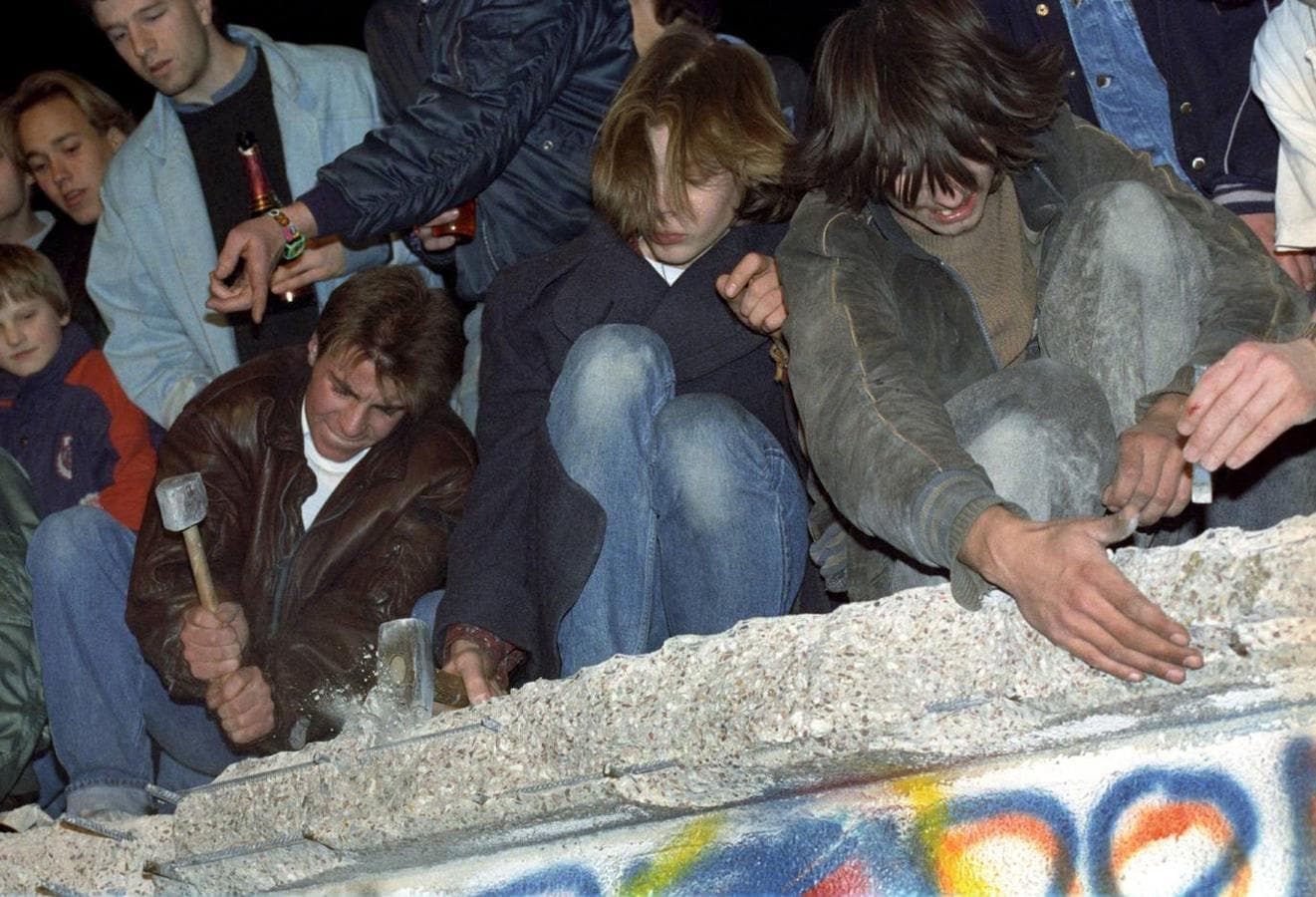 El 10 de noviembre de 1989 un grupo de ciudadanos de Berlín Occidental destruyen el Muro de Berlín. EFE. 
