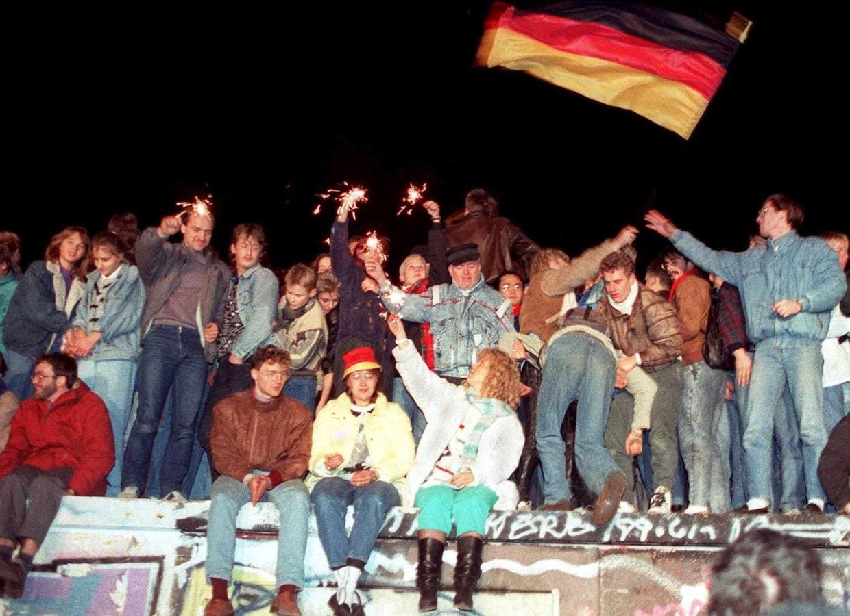 El 9 de noviembre, decenas de berlineses celebran sobre el muro la apertura de la RDA. EFE. 