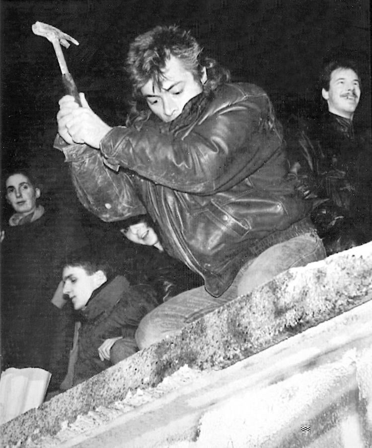 Un ciudadano golpea el Muro de Berlín con un martillo el día de su caída. EPA. 