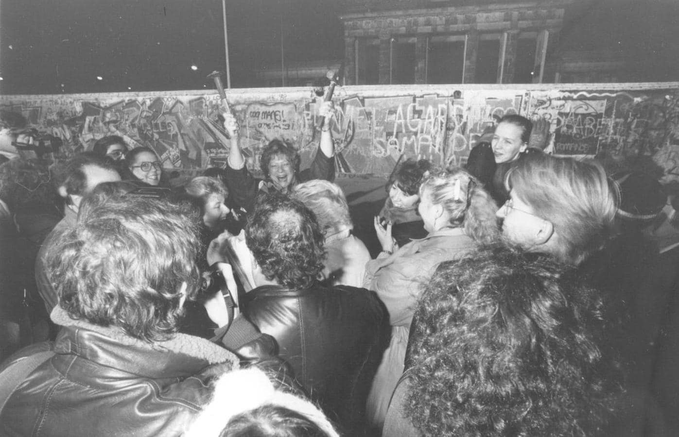 Alemanes festejan la caída del Muro de Berlín. ABC. 