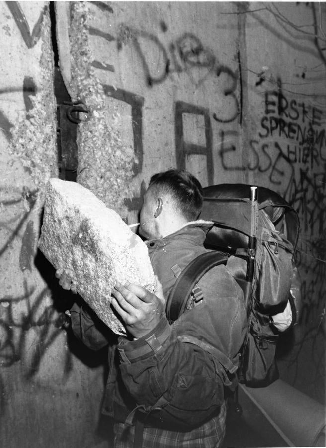 Miles de berlineses colaboraron en la destrucción del muro una vez que se dio la orden de su apertura. MIGUEL BERROCAL. 