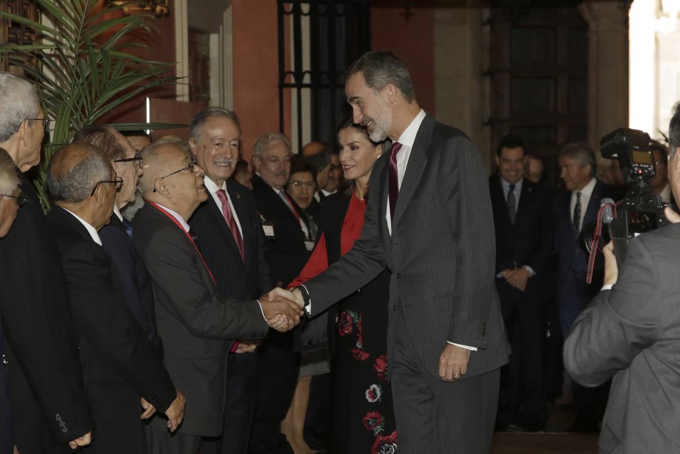 En imágenes, la llegada de los Reyes de España a Sevilla y al Congreso de las Academias