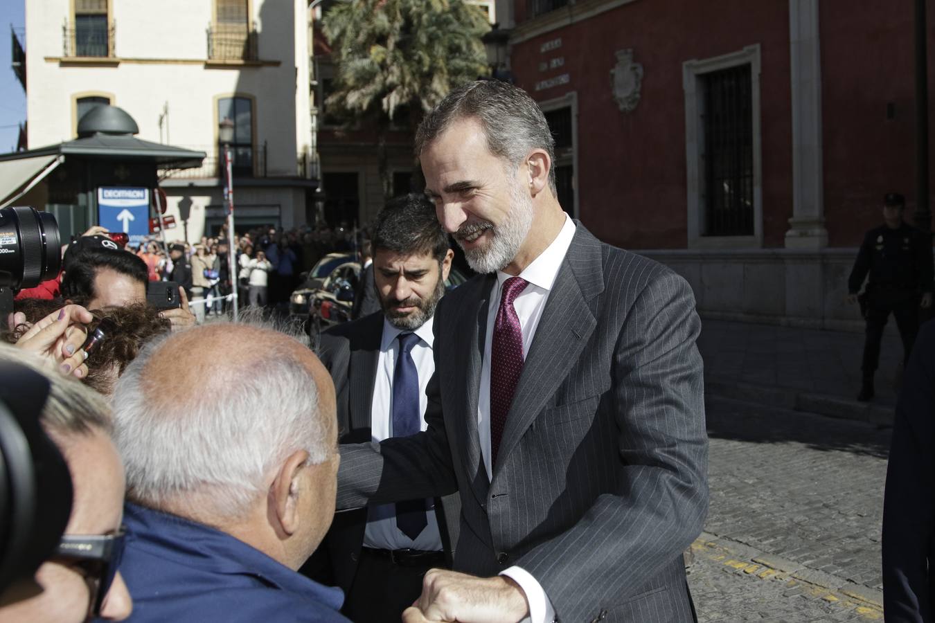 En imágenes, la llegada de los Reyes de España a Sevilla y al Congreso de las Academias