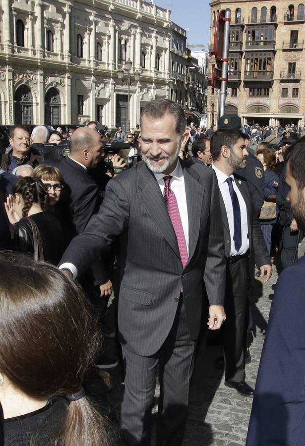 En imágenes, la llegada de los Reyes de España a Sevilla y al Congreso de las Academias