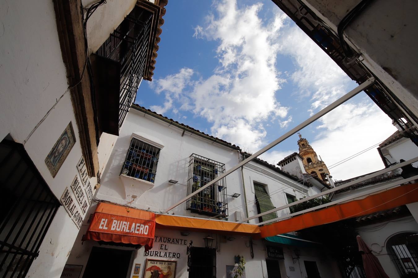 En imágenes, un paseo por la calleja de La Hoguera de Córdoba