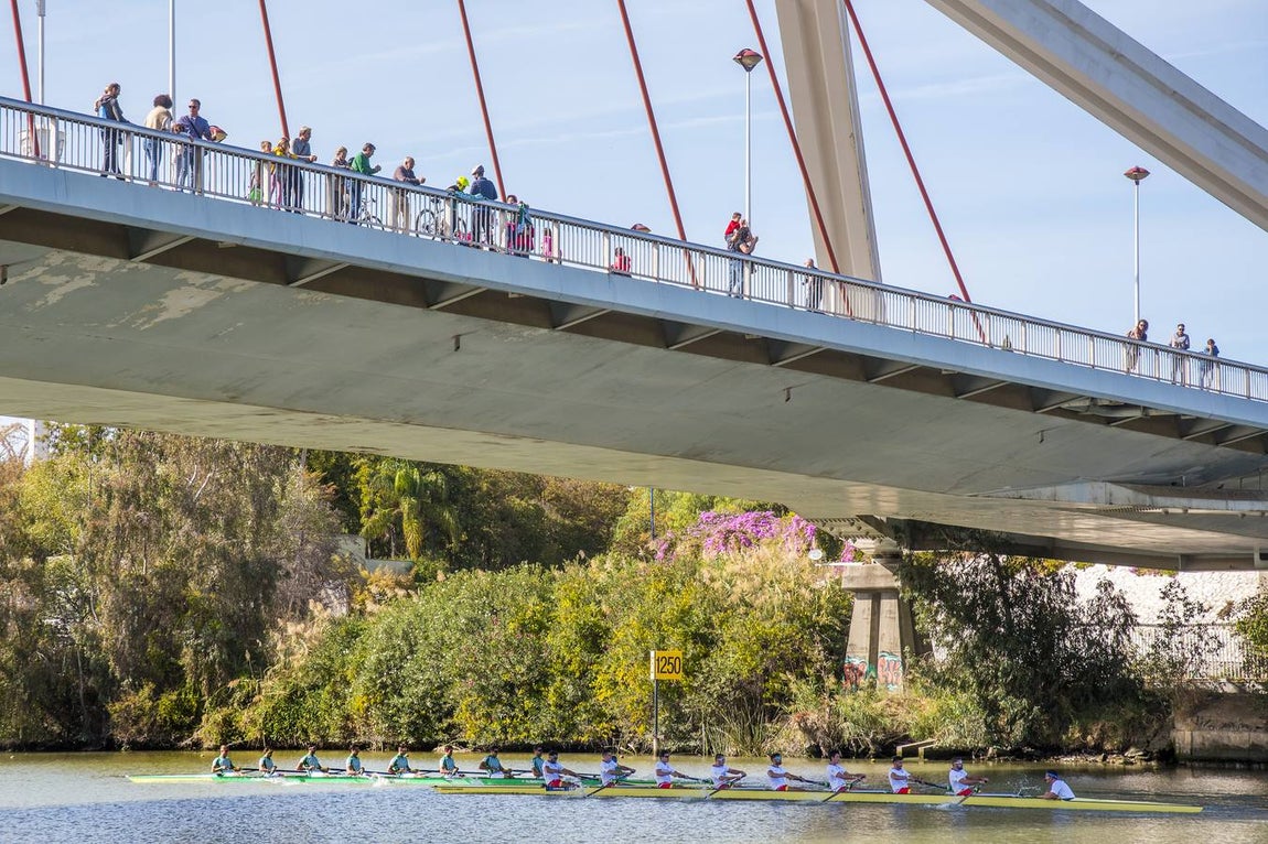 Espectaculares imágenes de la Regata Sevilla-Betis
