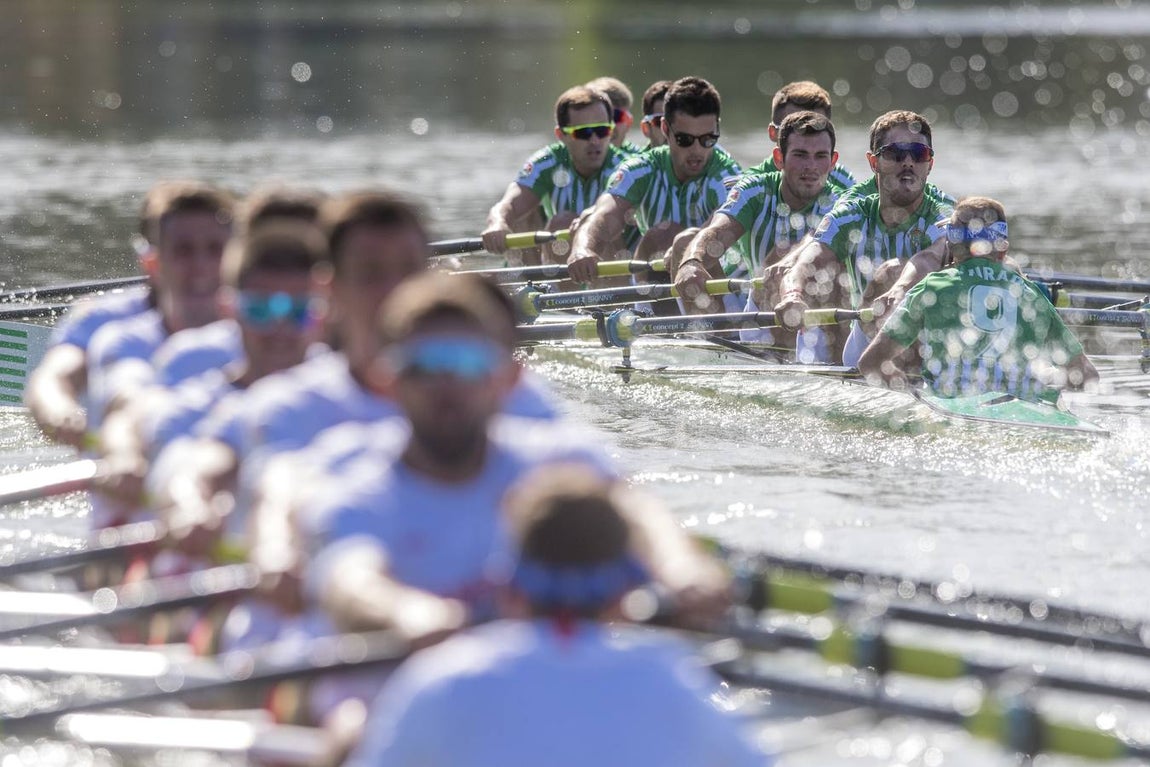Espectaculares imágenes de la Regata Sevilla-Betis