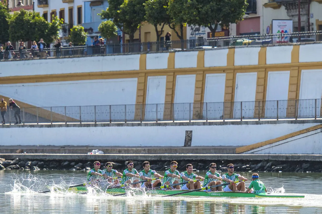 Espectaculares imágenes de la Regata Sevilla-Betis