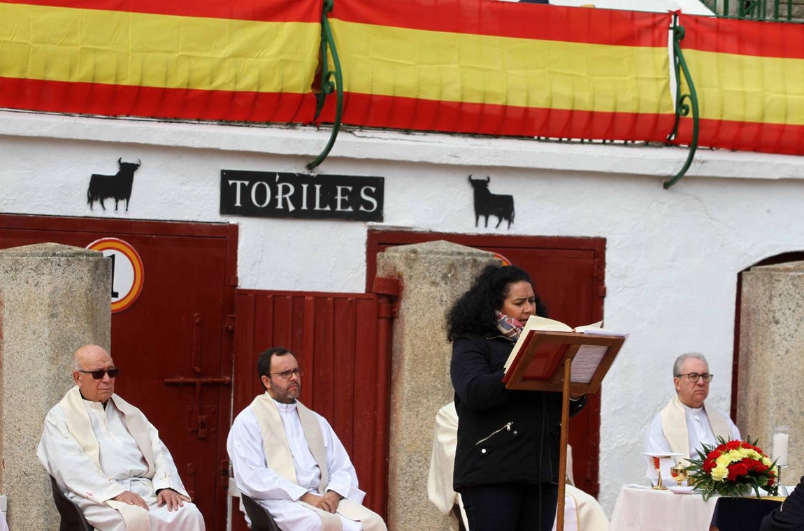 La misa por los fallecidos en el mundo del toro, en imágenes
