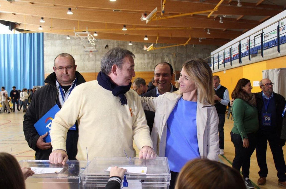 Cayetana Álvarez de Toledo. La portavoz del Grupo Parlamentario Popular y candidata al Congreso por Barcelona también ha ejercido su derecho al voto