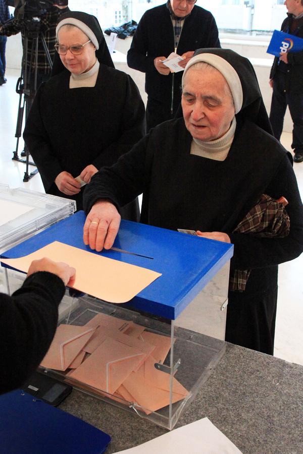 Las «clásicas» monjas. Un grupo de clérigas han ejercido su derecho al voto en Santiago