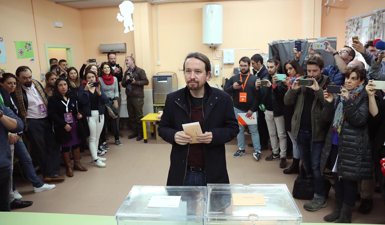 37 millones de personas citadas a las elecciones. El líder de Unidas Podemos Pablo Iglesias deposita su voto en la localidad madrileña de Galapagar