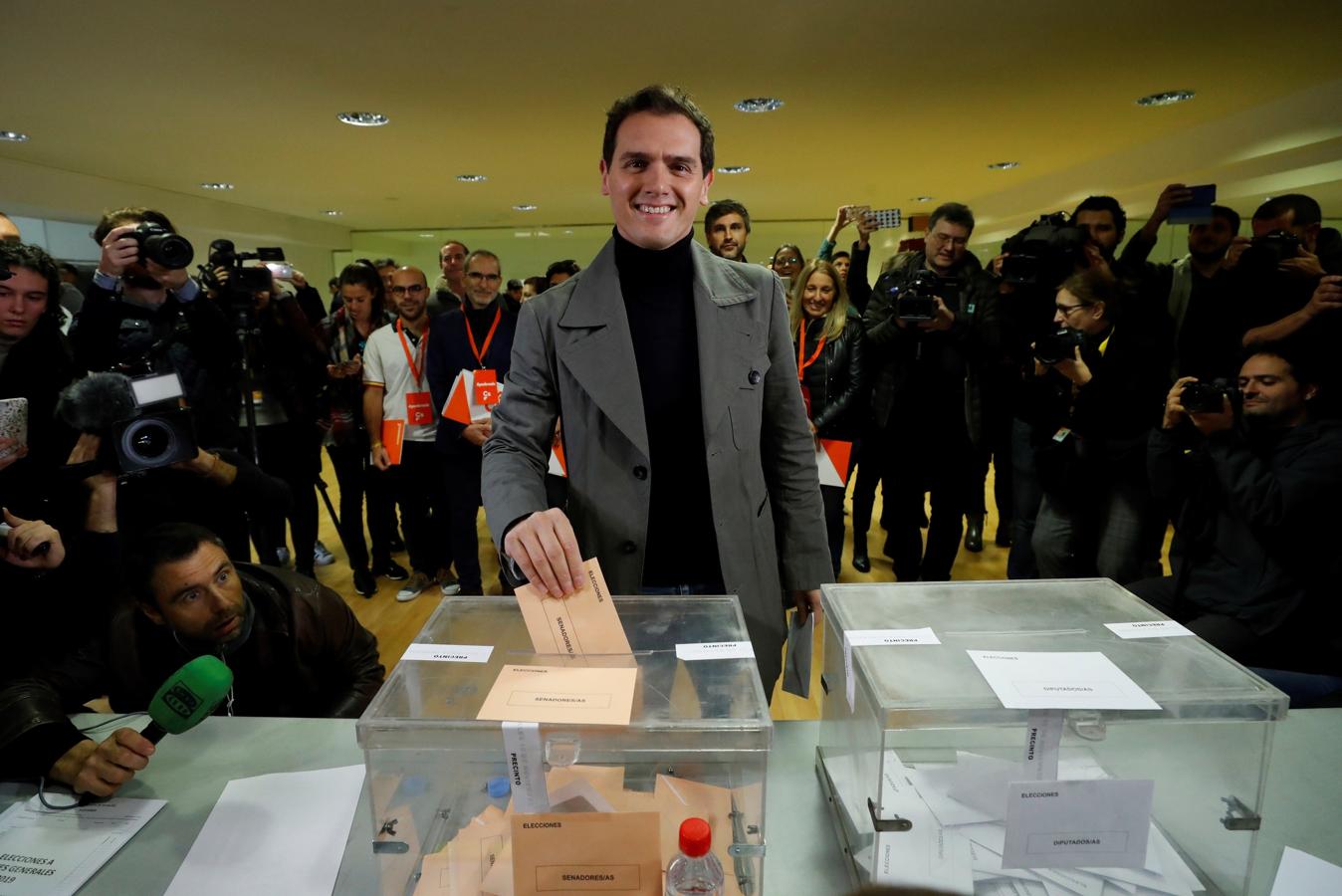 La papeleta de los políticos. El candidato de Ciudadanos a la Presidencia del Gobierno, Albert Rivera, vota en el Colegio Volturno de Pozuelo de Alarcón