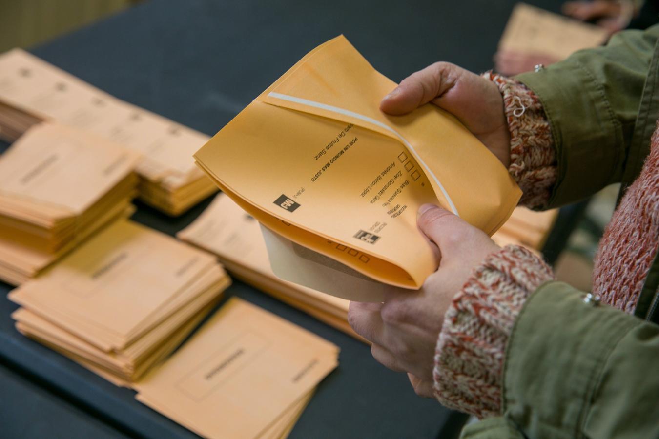 La fiesta de la democracia. Una mujer prepara su voto en las elecciones en Zaragoza