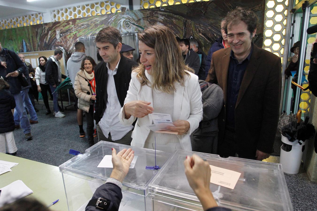 Nadie se ha querido perder la cita. La candidata de Unidas Podemos, Yolanda Díaz, vota en su colegio electoral de Ferrol