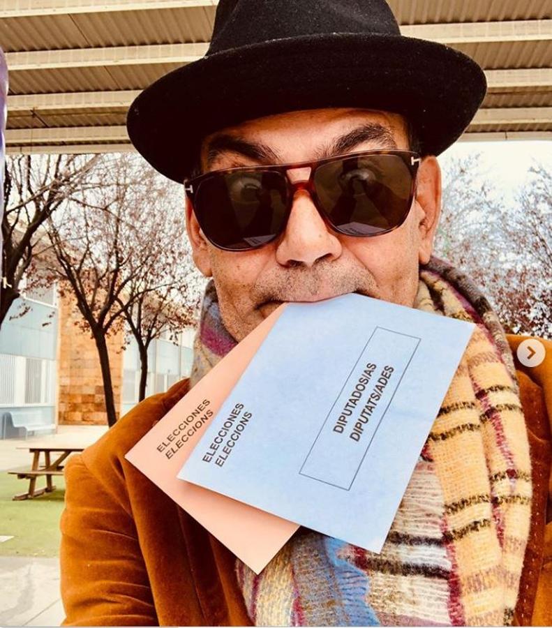 José Corbacho. «No sé si rectificar es de sabios o de pringados (ya os lo diré cuando se forme un gobierno, si es que se forma), pero...‬ ‪#yoyahevotado», publica junto a esta instantánea en sus rede sociales.