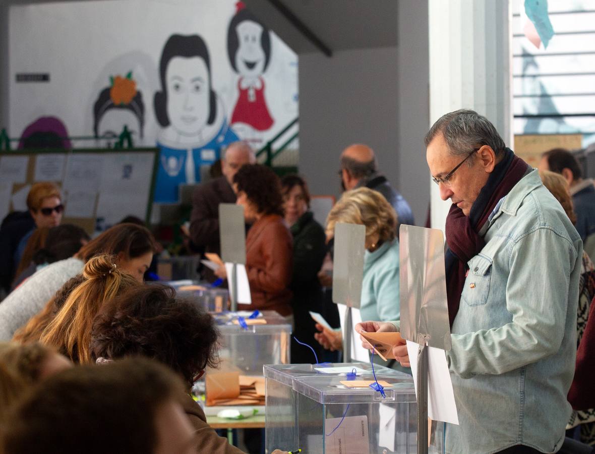 En imágenes: los sevillanos acuden a votar en las elecciones generales