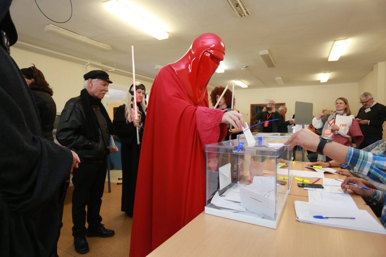 Fans de «Star Wars» votan disfrazados de personajes de la saga. Un grupo de fans han acudido hoy a votar en Sevilla disfrazados de los personajes de las películas creadas por George Lucas, lo que ha sorprendido a la gente que se encontraba en el colegio electoral