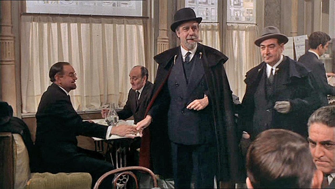 Don Lope (Fernando Rey) en el interior del café montado por el escenógrafo Enrique Alarcón en los estudios Verona de Madrid. Fotograma de Tristana. 