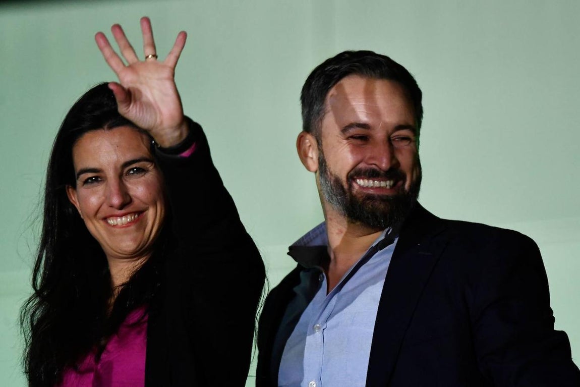 El líder de Vox, Santiago Abascal, y la presidenta de la formación, Rocío Monasterio, celebran los espectaculares resultados de su partido. Ha pasado de 24 a 52 diputados y se ha situado como tercera fuerza política. 