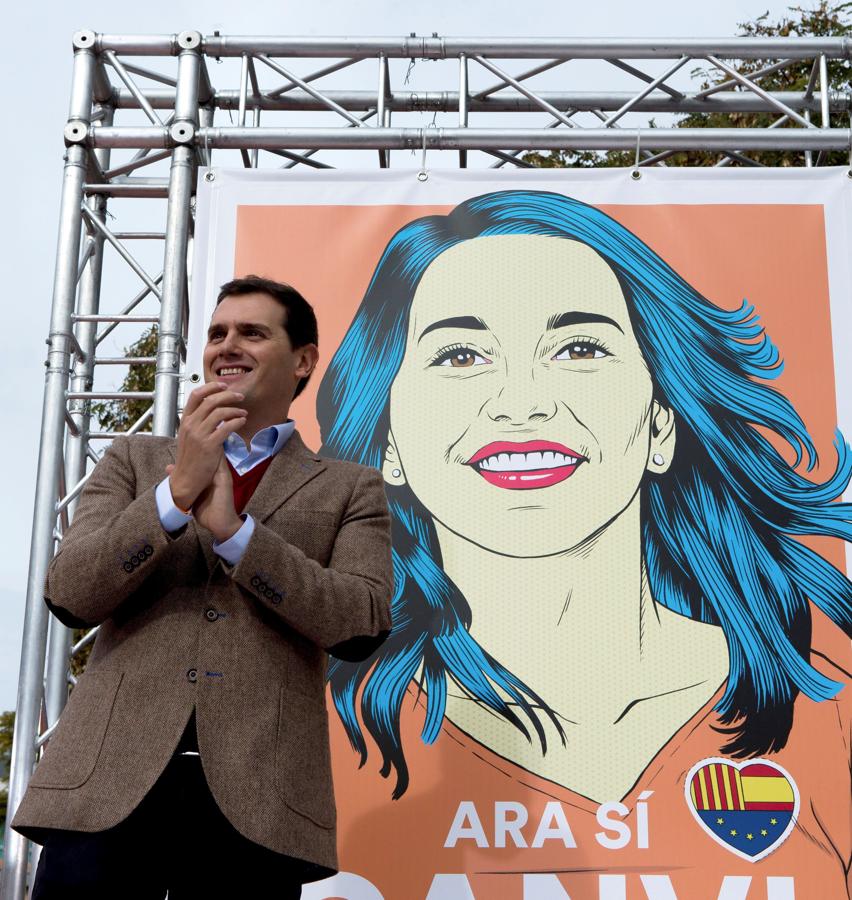 El presidente de Ciudadanos, Albert Rivera, aplaude durante el acto de campaña electoral celebrado en diciembre de 2017 en Tarragona.. 