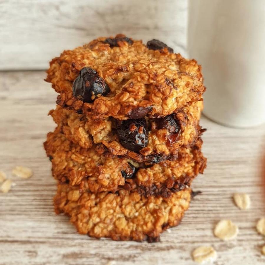 Galletas realfooder de plátano y arándanos (@realfooding). Con un tenedor machacamos bien dos platanos, añadimos el bicarbonato y la media cucharada de tahini, mezclamos y ponemos también 250 gr copos finos de avena. Por último, incorporamos  los arándanos, removemos bien y con la ayuda de una cuchara grande vamos formando las galletas. Hornear a 180°C entre 15 y 20 minutos.
